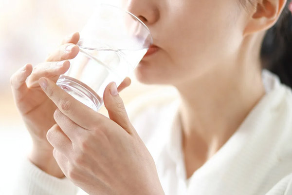 uống nước nhiều giúp cơ thể giải độc tốt hơn
