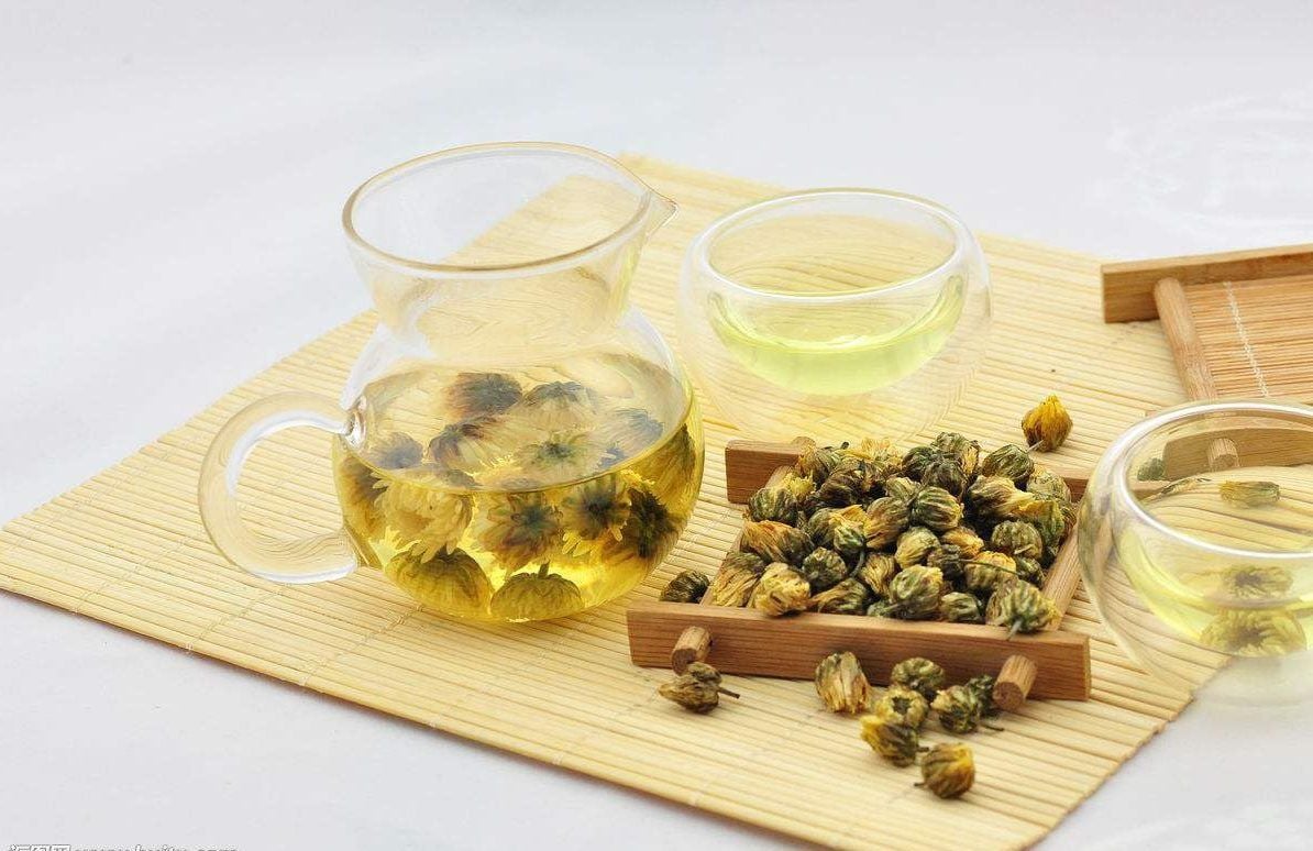 Trà hoa cúc – Thư giãn đầu óc, dễ vào giấcCó chất chống oxy hóa apigenin – giúp an thần 👉 Dùng 1 tách trà ấm sau bữa tối hoặc trước giờ đi ngủ 30 phút.