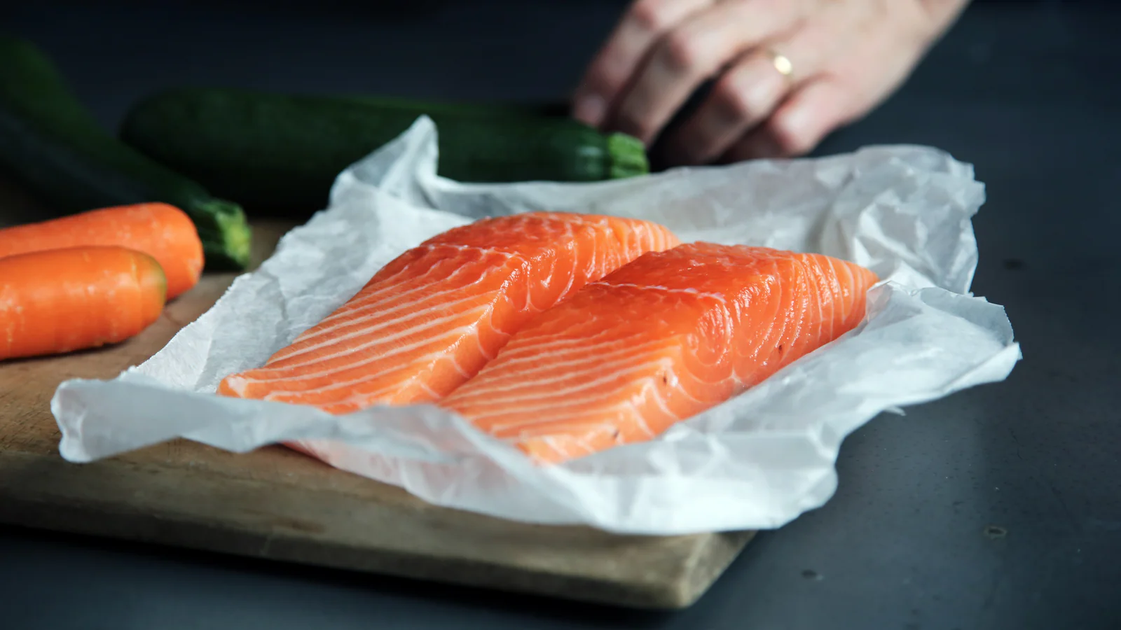 Cá hồi - Omega-3 phục hồi tổn thương phổi